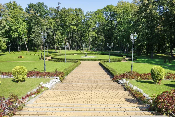 OKOCIM, POLAND - SEPTEMBER 11, 2019: Beautiful park by the palac — Stock Photo, Image