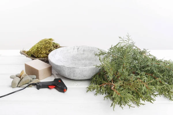 Woman shows how to make small christmas tree with a coniferous s — 스톡 사진