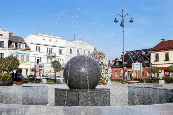 KETY, POLAND - OCTOBER 26, 2019: Modern fountain whit sphere ele — 스톡 사진