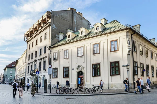 Kraków, Polska - 18 września 2019: Stare kamienice w centrum miasta — Zdjęcie stockowe