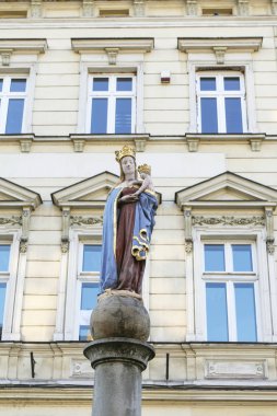 Cieszyn, Polonya - 26 Ekim 2019: Şehirde Kutsal Meryem figürü 