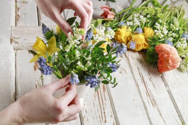 İş yerinde çiçekçi: buket bahar çiçek düzenleme kadın. 