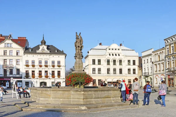 CIESZYN, POLONIA - 26 DE OCTUBRE DE 2019: Fuente antigua en el Main Mark — Foto de Stock