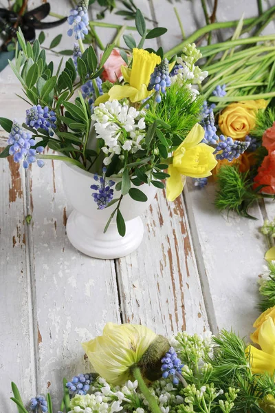 Květinářství v práci: stařeně jarní kytice. — Stock fotografie