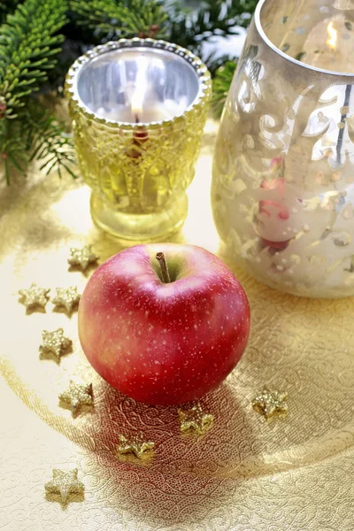 Decoración de Navidad con manzana roja y candelabros dorados — Foto de Stock