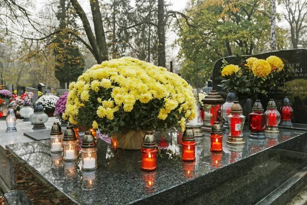 KRAKOW, POLONIA - 01 DE NOVIEMBRE DE 2019: Cementerio de Rakowicki, uno de los — Foto de Stock