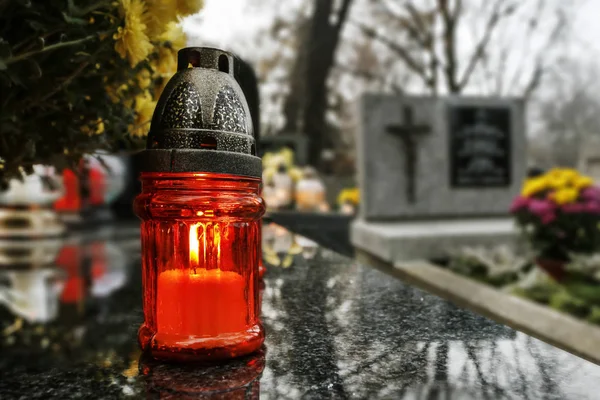 KRAKOW, POLONIA - 01 DE NOVIEMBRE DE 2019: Cementerio de Rakowicki, uno de los —  Fotos de Stock