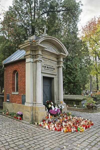 KRAKOW, POLONIA - 01 DE NOVIEMBRE DE 2019: Cementerio de Rakowicki, uno de los — Foto de Stock