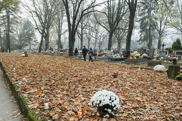 KRAKOW, POLONIA - 01 DE NOVIEMBRE DE 2019: Cementerio de Rakowicki, uno de los — Foto de Stock