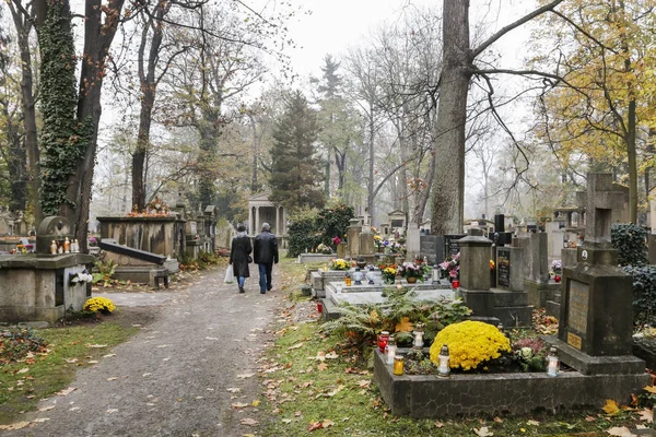 KRAKOW, POLONIA - 01 DE NOVIEMBRE DE 2019: Cementerio de Rakowicki, uno de los — Foto de Stock