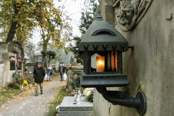 KRAKOW, POLONIA - 01 DE NOVIEMBRE DE 2019: Cementerio de Rakowicki, uno de los — Foto de Stock