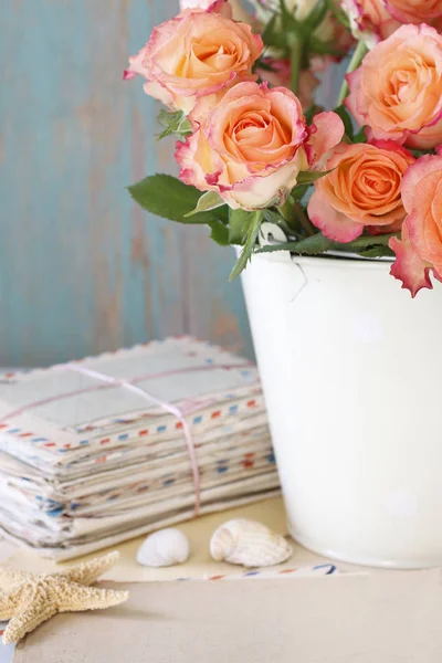 Kytice růží a starých písmen na stole. — Stock fotografie