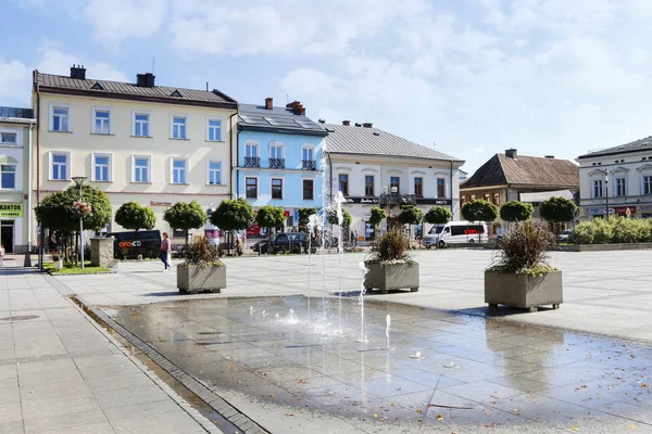 NOWY TARG, POLAND - SEPTEMBER 12, 2019: Modern fountain and colo — Stock Photo, Image