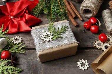 Noel hediyelerini güzelce paketlemek için aksesuarlar lazım..