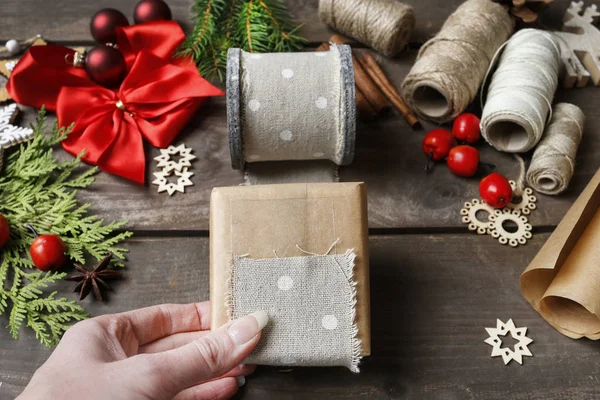 Accessoires nodig voor het mooi inpakken van kerstcadeaus. — Stockfoto