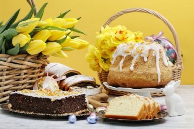 Lale çiçekli Paskalya masası, kremalı haşhaşlı kek.