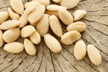 Tahta arka planda badem fıstığı.