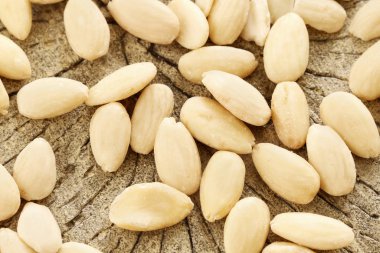 Tahta arka planda badem fıstığı.