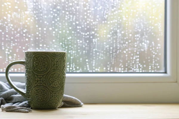 Caneca verde e cobertor macio pela janela . — Fotografia de Stock