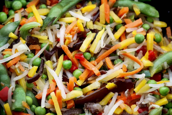 De nombreux types de légumes dans une casserole . — Photo