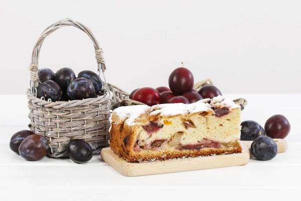 Pezzo di torta di prugne fatta in casa . — Foto Stock