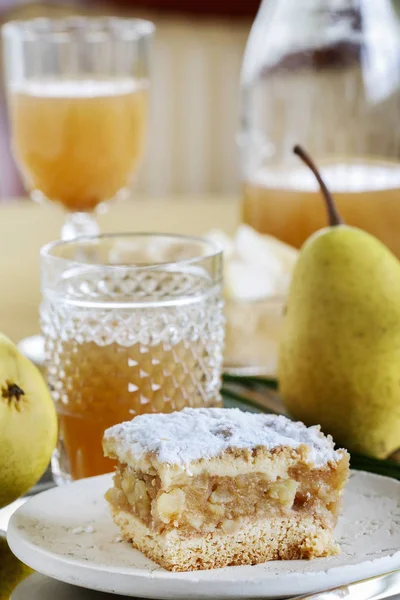 Pastel de frutas casera y bebidas en la mesa . — Foto de Stock