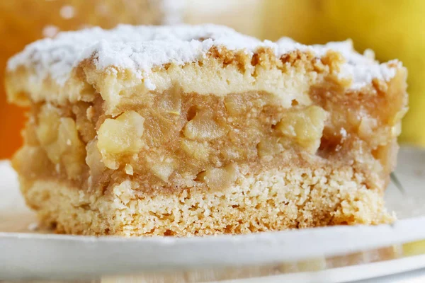 Torta di frutta fatta in casa e bevande sul tavolo . — Foto Stock