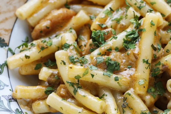 Pasta with chicken in a cream sauce, seasoned with fresh herbs — 图库照片