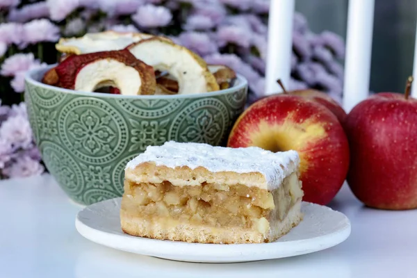 Porção de torta de maçã e maçãs frescas no fundo . — Fotografia de Stock