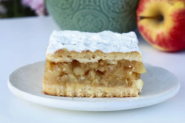 Porzione di torta di mele e mele fresche sullo sfondo . — Foto Stock