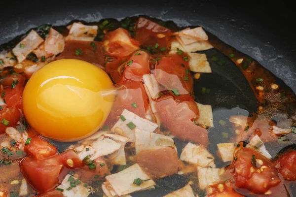 Passos consecutivos de preparação de ovos mexidos com tomate e — Fotografia de Stock