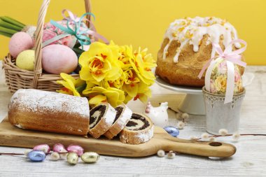 Paskalya yumurtaları ve nergis çiçekleriyle dolu hasır sepet.. 