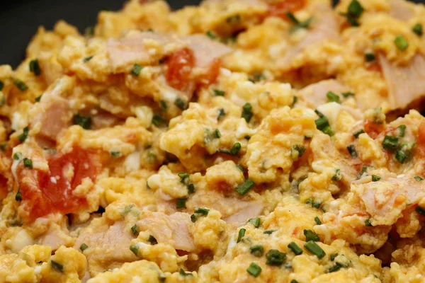 Consecutive steps of preparing scrambled eggs with tomatoes and — 图库照片
