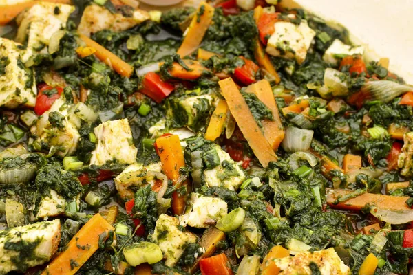 Chicken with vegetables and spinach in a pan. — Stock Photo, Image