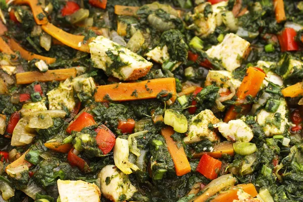 Pollo con verduras y espinacas en una sartén . — Foto de Stock