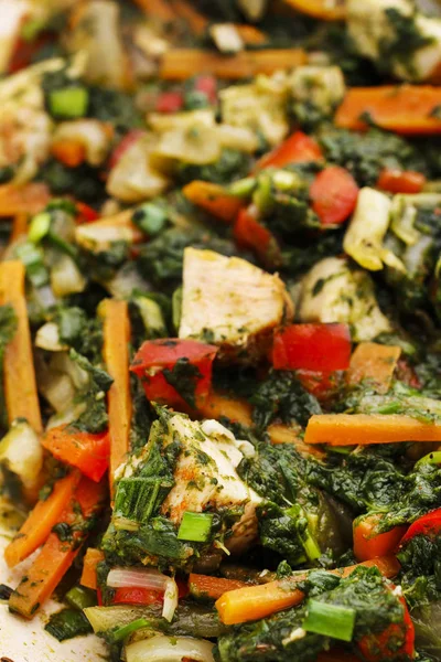 Hühnchen mit Gemüse und Spinat in der Pfanne. — Stockfoto