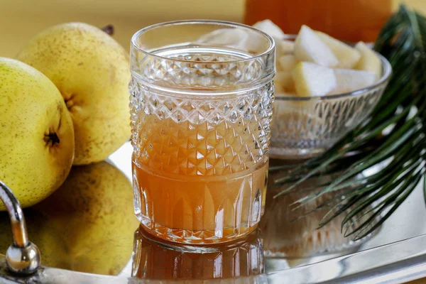 Pear drink in a crystal glass. — 图库照片