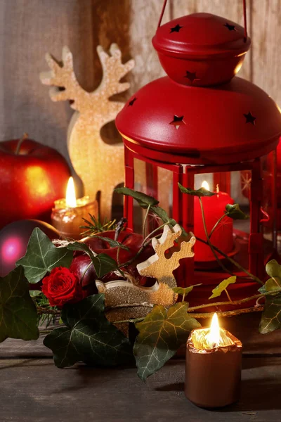 Decoración de Navidad con linterna roja, vela, manzanas y hiedra le —  Fotos de Stock