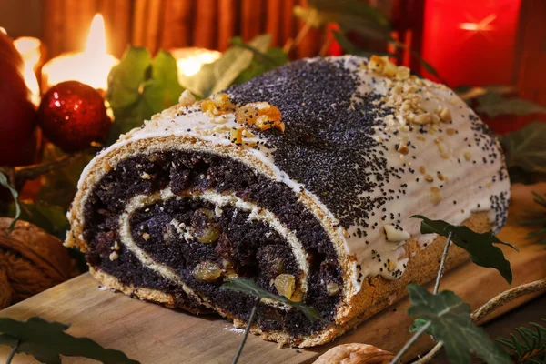 Festive poppy seed cake on the table. — 图库照片