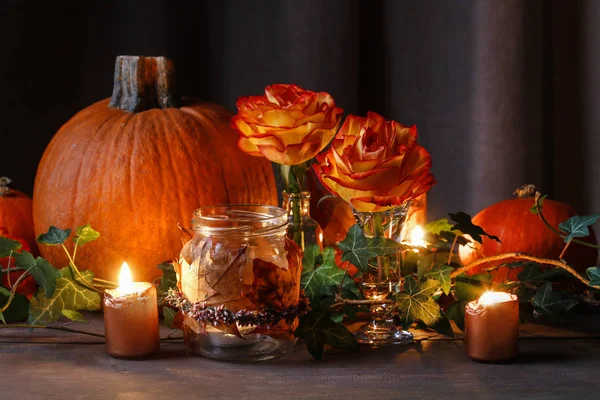 Őszi esküvő dekoráció sütőtök, narancs rózsa és gyertya — Stock Fotó