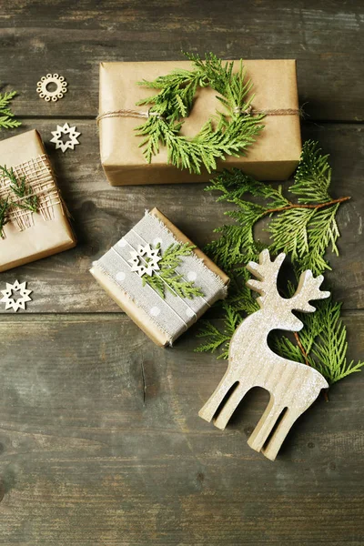 Schön verpacktes Weihnachtsgeschenk auf dem Tisch. — Stockfoto