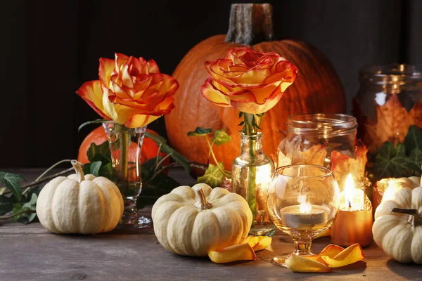 Jesienna dekoracja ślubna z dyniami, pomarańczowymi różami i świecami — Zdjęcie stockowe