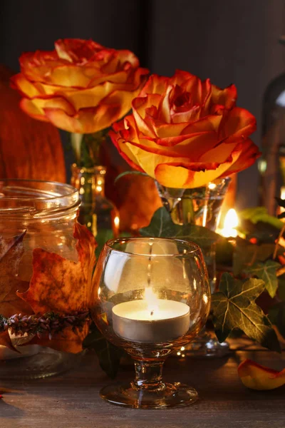 Herfst bruiloft decoratie met pompoenen, oranje rozen en kaars — Stockfoto