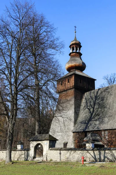 Rabka Zdroj, Polska - 24 listopada 2019: Zabytkowy drewniany kościół — Zdjęcie stockowe