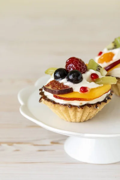 Barevné dortíky s čerstvým ovocem. — Stock fotografie