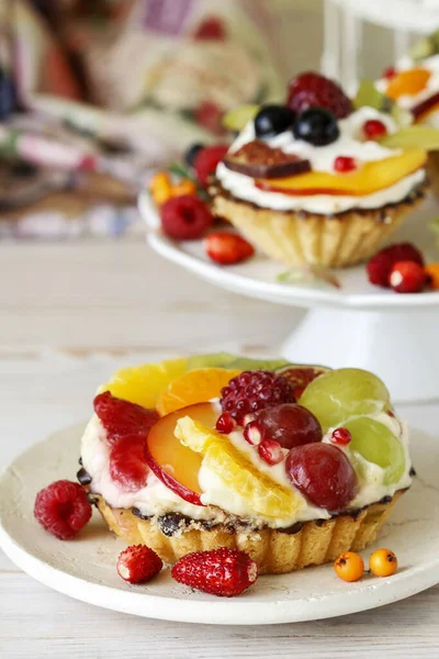 Kleurrijke cupcakes met vers fruit. — Stockfoto