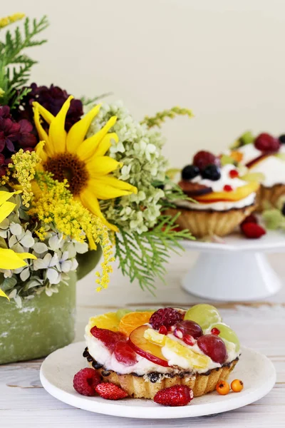 Colorful cupcakes with fresh fruits. — Stock Photo, Image