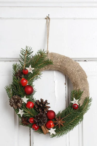 Woman shows how to make classic Christmas door wreath with fir t — Stock Photo, Image