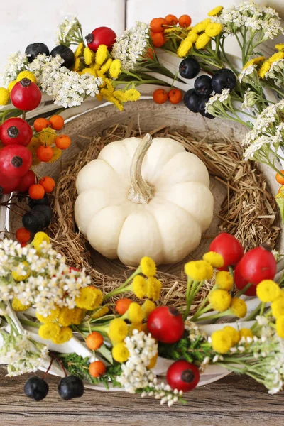 Herbstkranz mit Hagebutte, Stiefmütterchen und Spiraea — Stockfoto