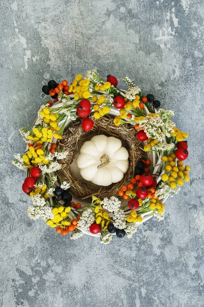 Autumn wreath with rose hip, tansy and spiraea — Stock Photo, Image